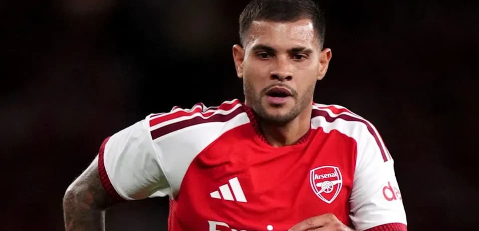 Jugador de Arsenal corriendo durante el partido