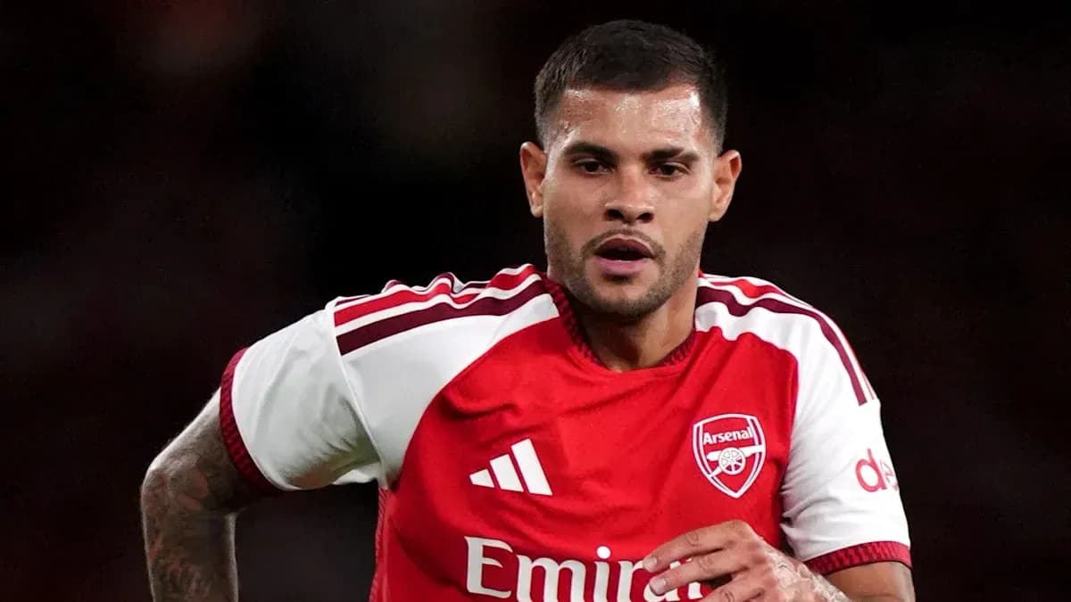 Jugador de Arsenal corriendo durante el partido