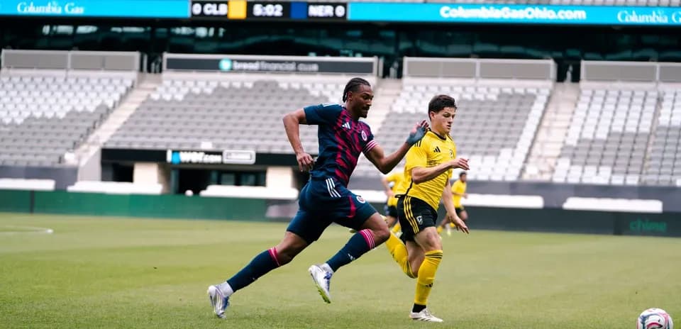 Jugador corriendo tras el balón en el partido