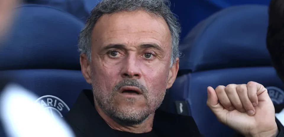Entrenador observando desde el banquillo del PSG