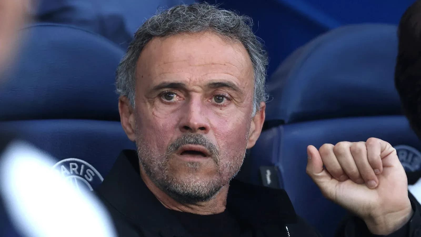 Entrenador observando desde el banquillo del PSG