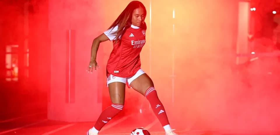 Jugadora de fútbol de Arsenal en humo rojo