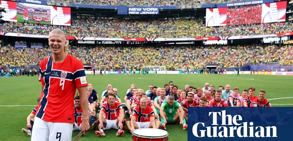 Jugadores de Noruega posando en el campo después del partido