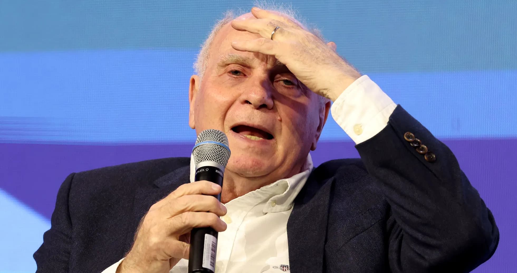 Hombre hablando con micrófono en un evento