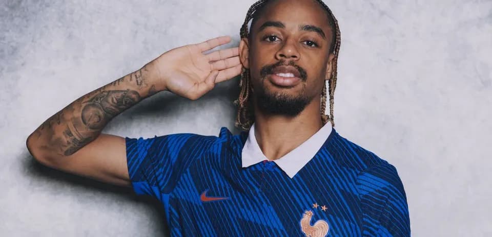 Jugador de fútbol en camiseta de Francia posando