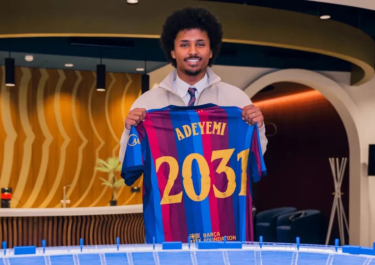 Jugador sosteniendo camiseta del FC Barcelona con nombre Adeyemi