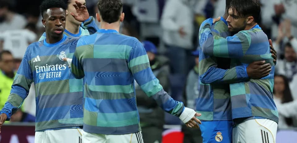 Jugadores de Real Madrid abrazándose en el calentamiento