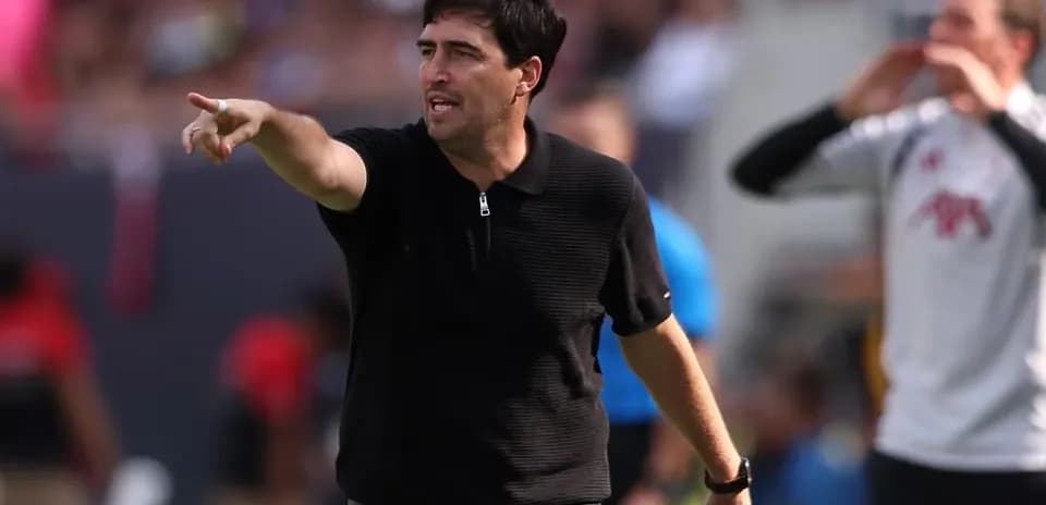 Entrenador dirigiendo al equipo desde la banda