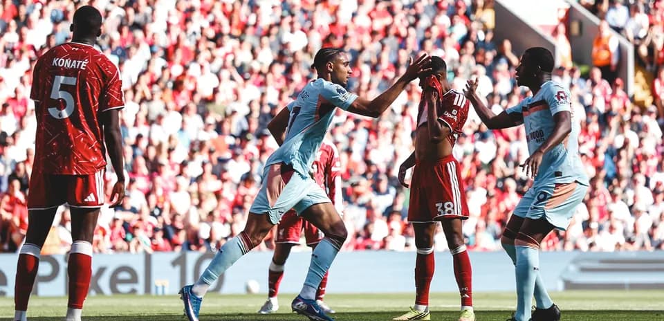 Jugadores de Liverpool y Brentford en el partido