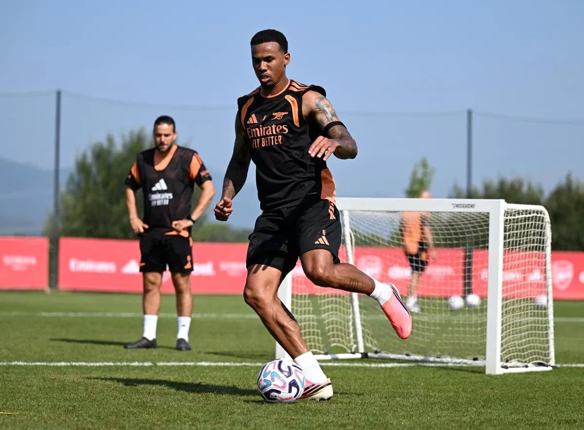 Jugador entrenando con balón en sesión de práctica