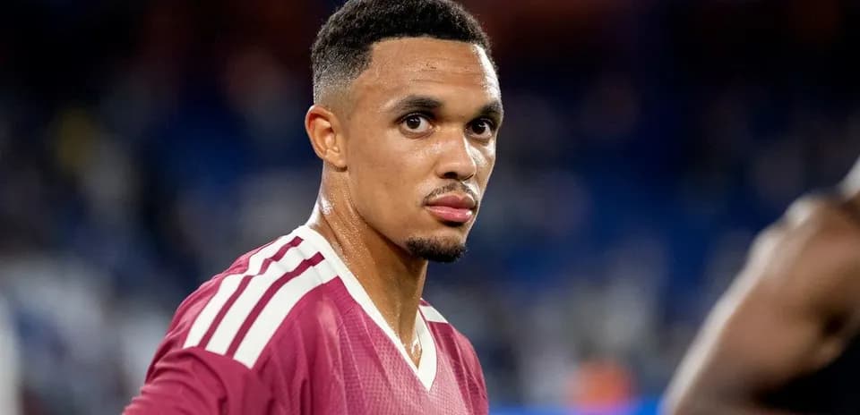 Jugador en camiseta morada mirando hacia la cámara