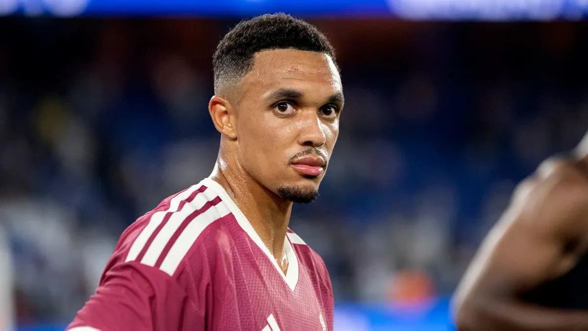 Jugador en camiseta morada mirando hacia la cámara