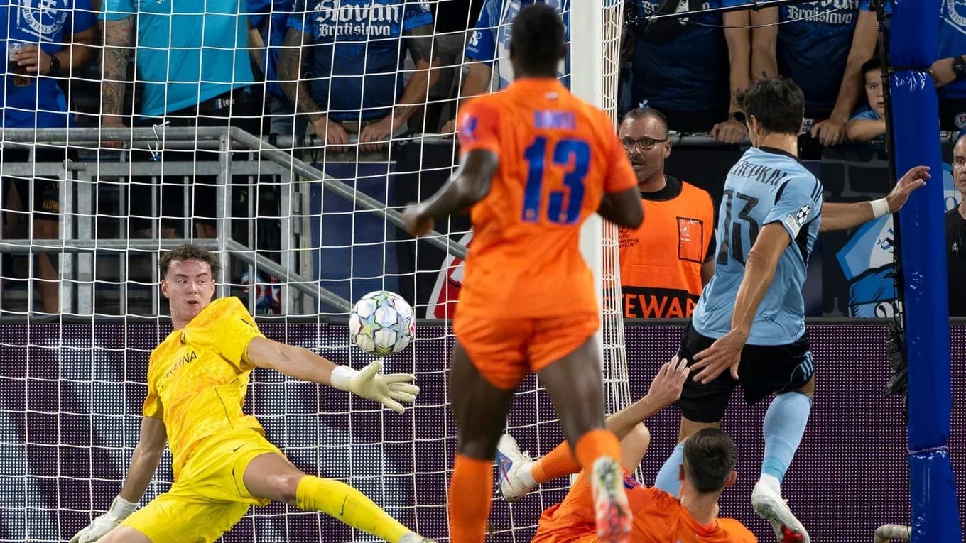 Jugador de Celje disparando a puerta