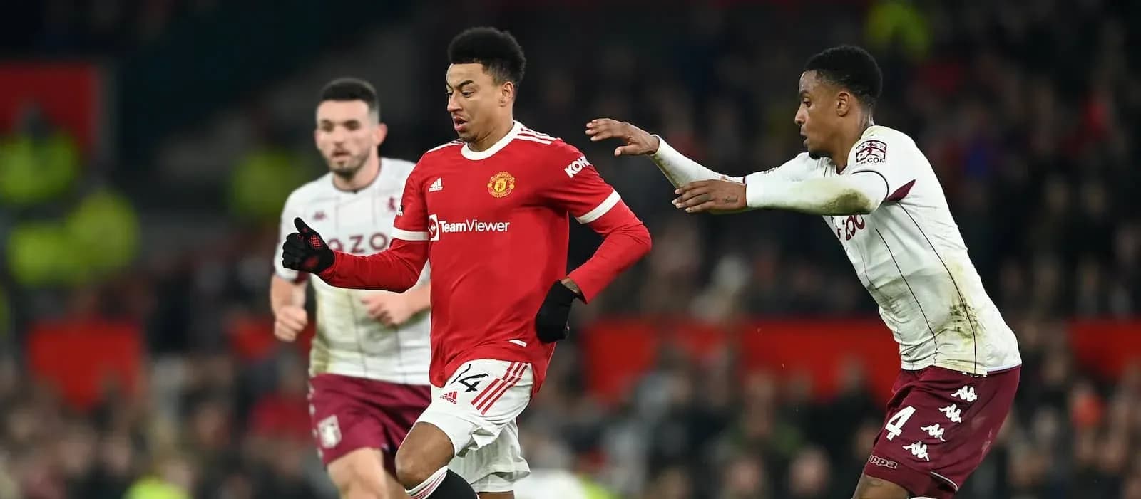Jugador de Manchester United driblando a rival de Aston Villa