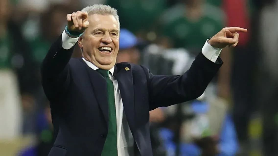 Entrenador señalando durante el partido en el estadio