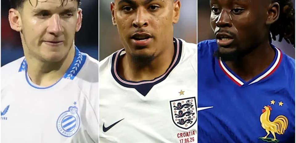 Tres jugadores de fútbol en acción durante un partido