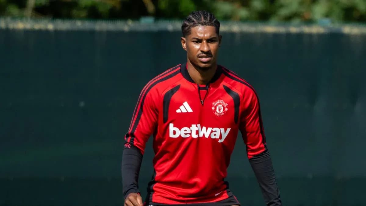 Jugador de Manchester United entrenando en el campo