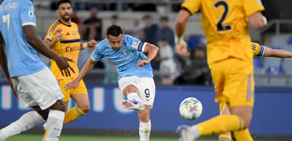 Un jugador de Lazio pateando el balón