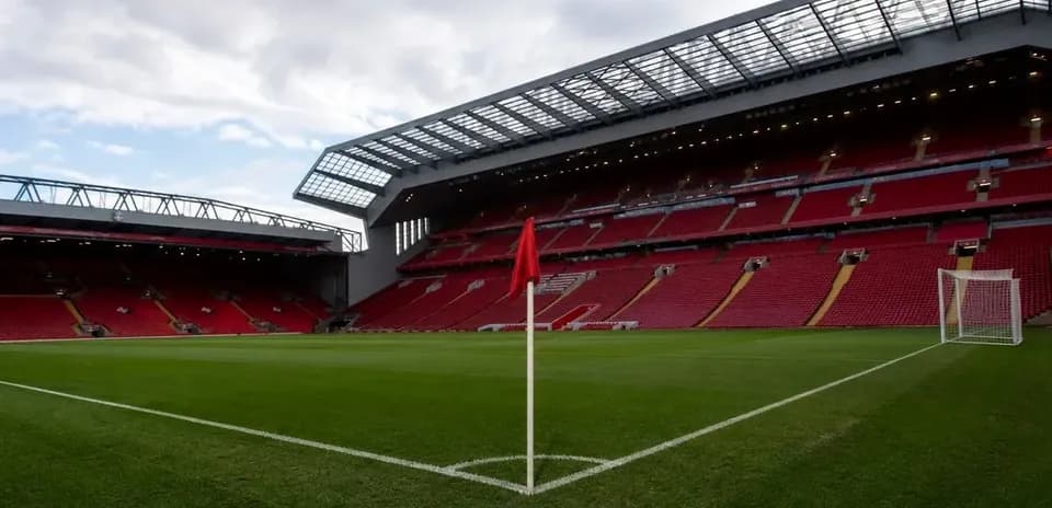 Vista del campo en Anfield con esquina marcada