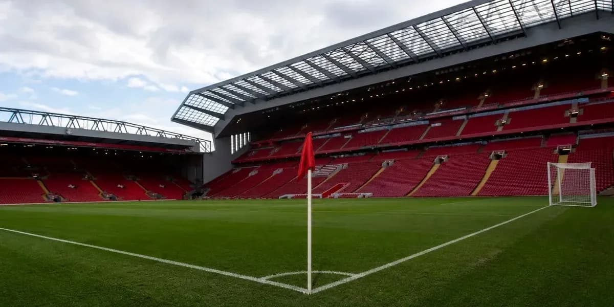 Vista del campo en Anfield con esquina marcada