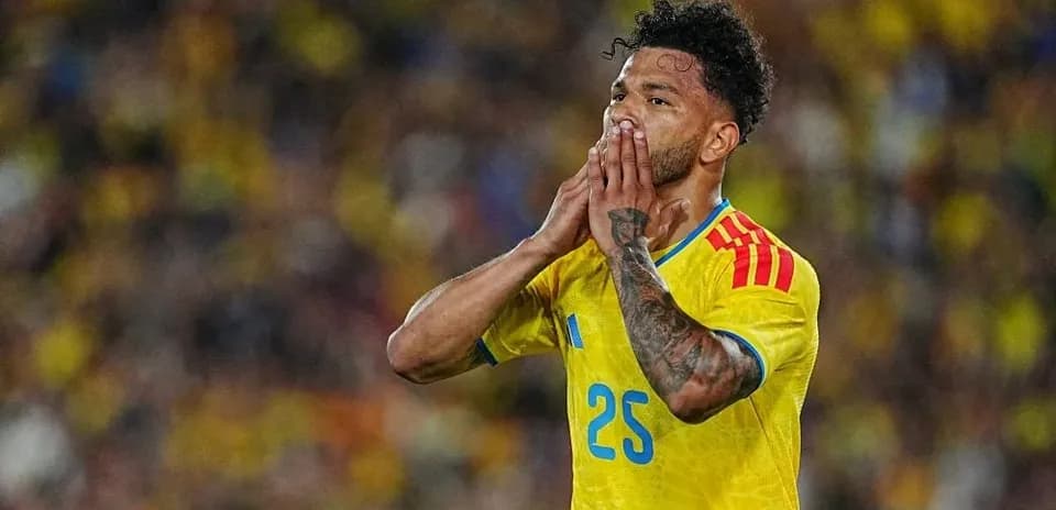 Jugador de Colombia con camiseta amarilla durante partido