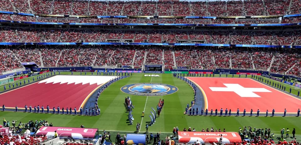 Banderas de Catar y Suiza en el estadio