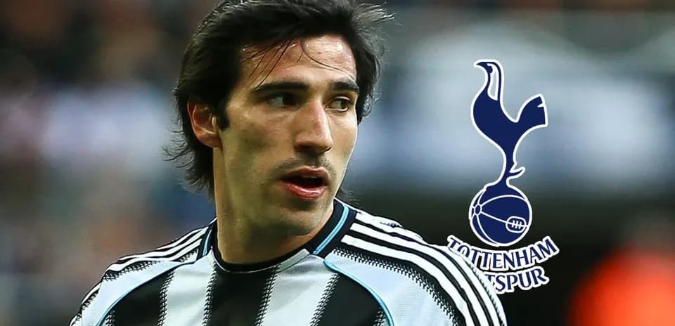 Jugador con camiseta de Newcastle en campo