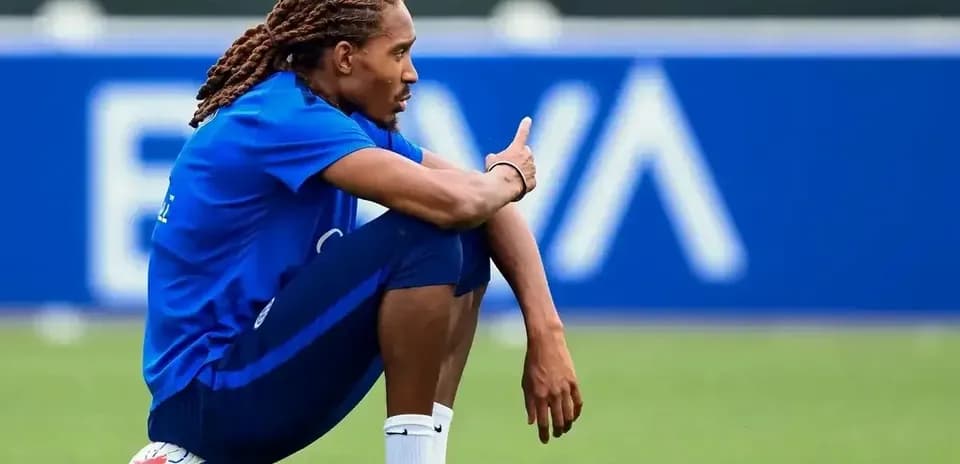 Jugador sentado en el campo durante entrenamiento