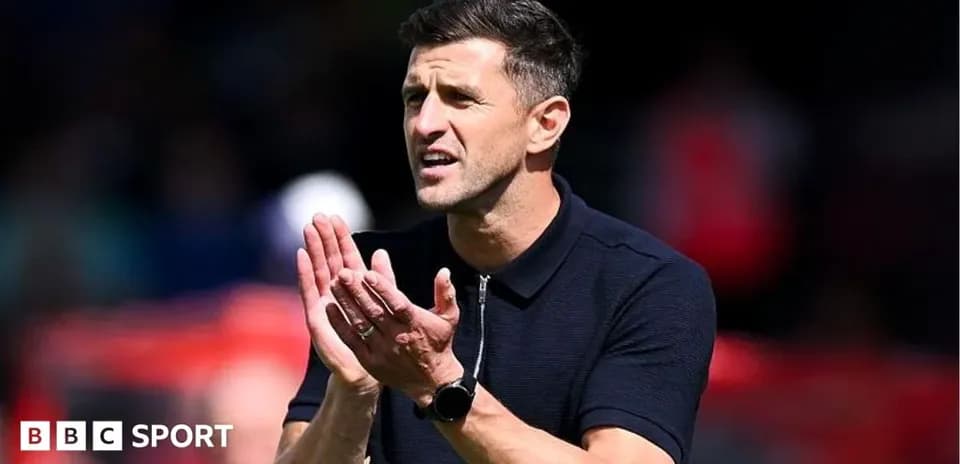 Entrenador aplaudiendo durante un partido