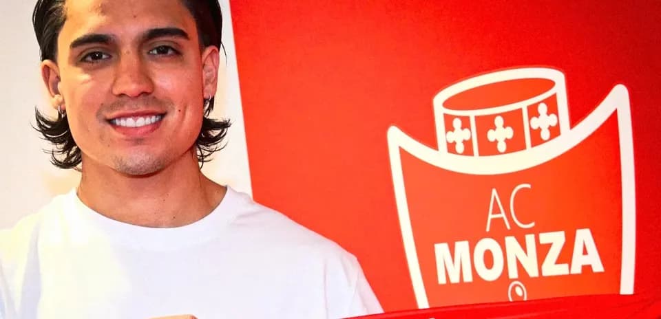 Jugador sosteniendo una camiseta de AC Monza