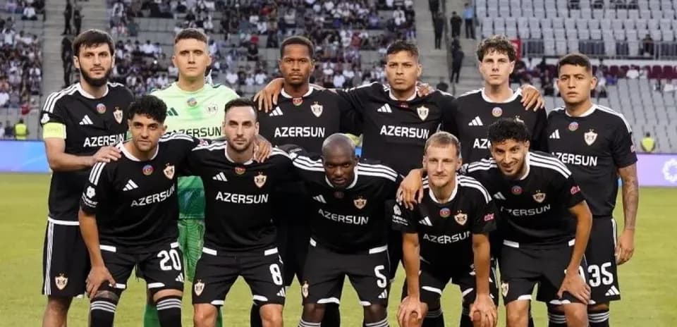 Equipo Qarabağ posando antes del partido