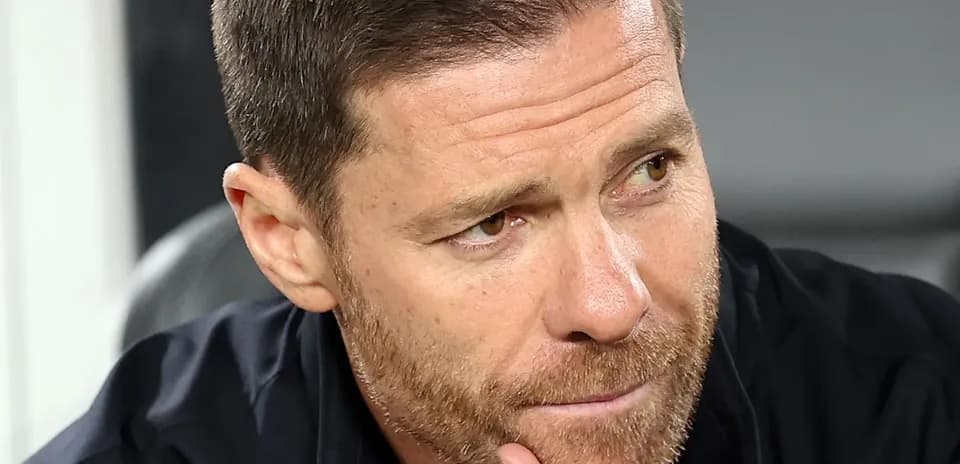 Entrenador observando el partido desde la banca
