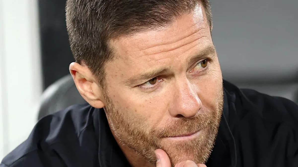 Entrenador observando el partido desde la banca