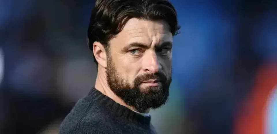 Entrenador observando el partido desde la línea de banda
