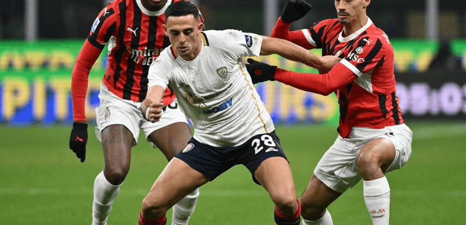 Dos jugadores del AC Milan presionando a un rival