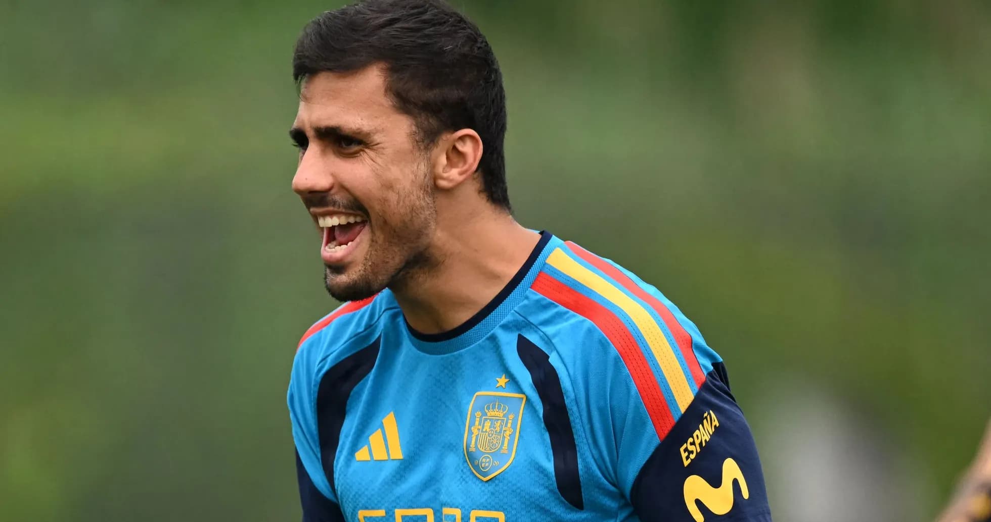 Jugador de España entrenando y animando al equipo