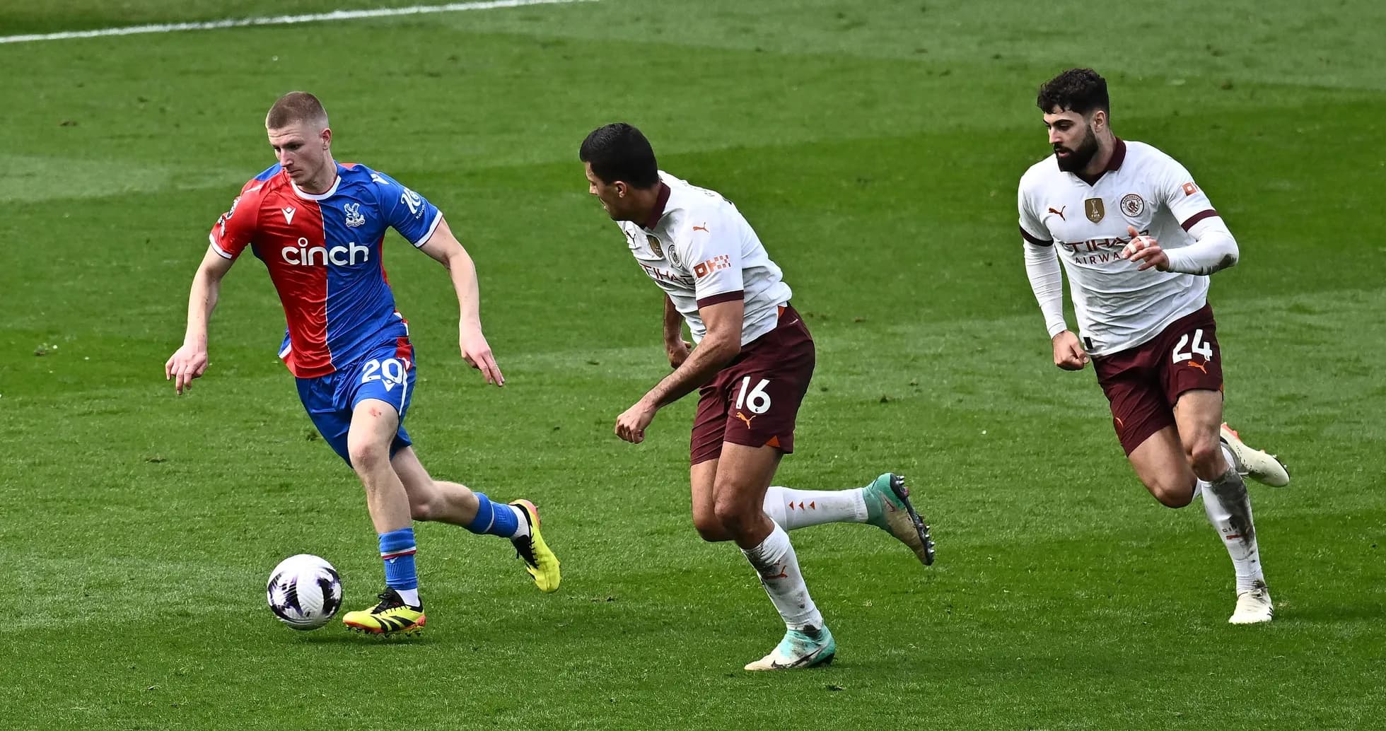 Jugador de Crystal Palace driblando ante dos oponentes