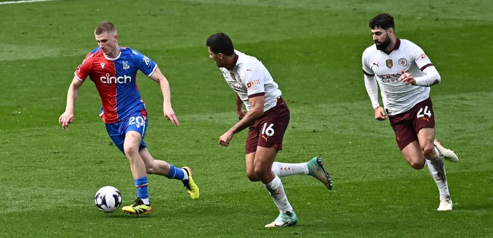 Jugador de Crystal Palace driblando ante dos oponentes