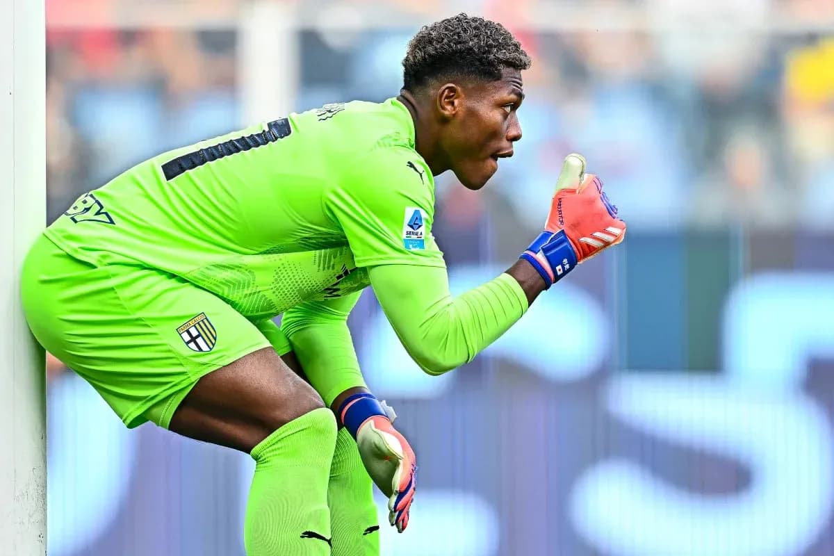 Portero de Parma en acción durante el partido
