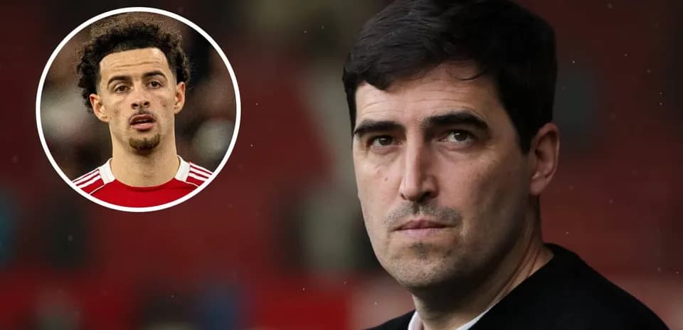 Entrenador mirando hacia la cámara con jugador en círculo
