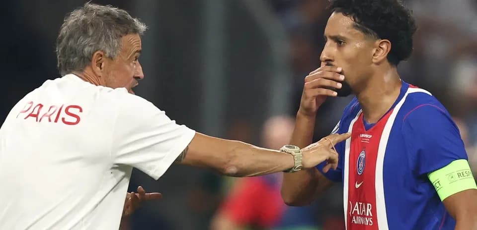Entrenador hablando con jugador en el campo