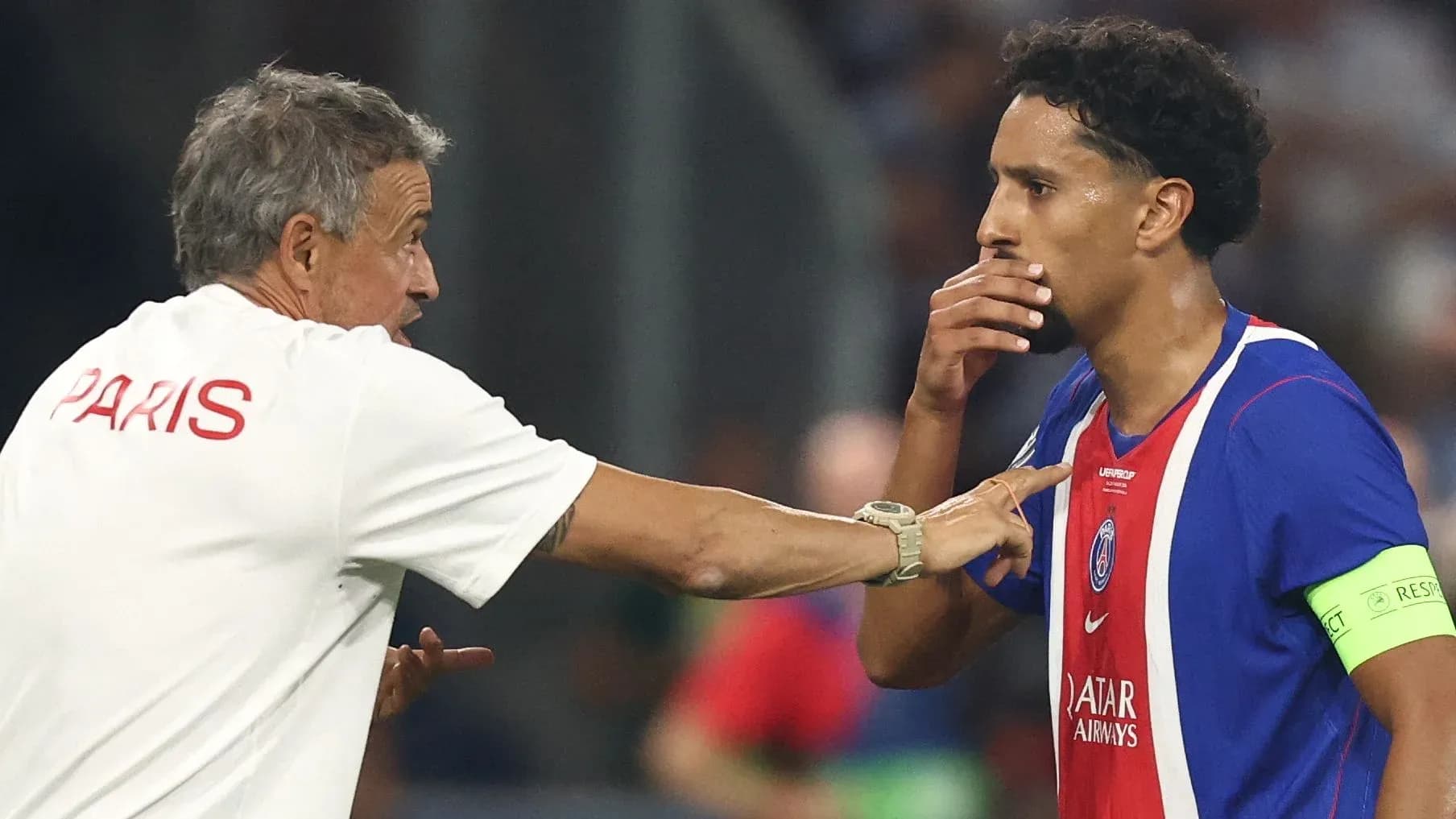 Entrenador hablando con jugador en el campo