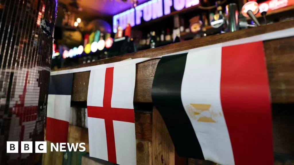 Banderas de Inglaterra, Francia y Egipto en un bar