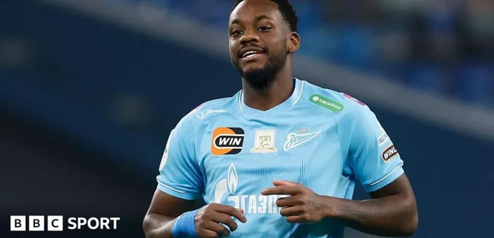 Jugador de Zenit con camiseta azul sonriendo en el campo