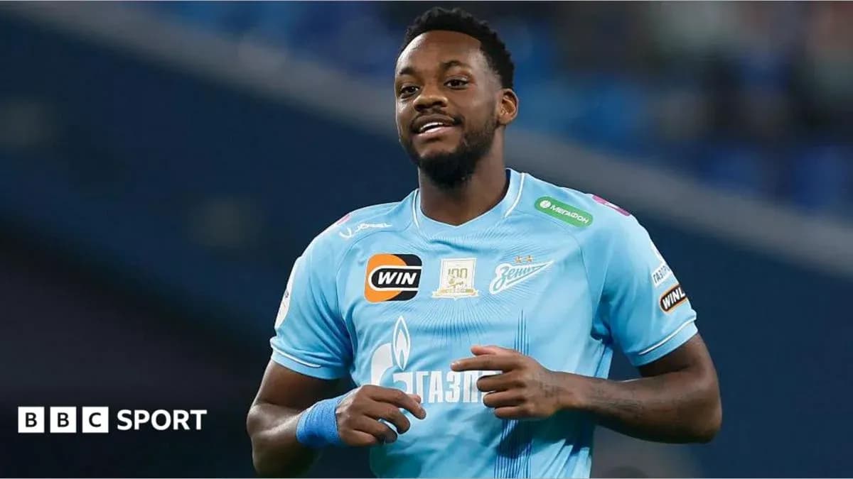Jugador de Zenit con camiseta azul sonriendo en el campo