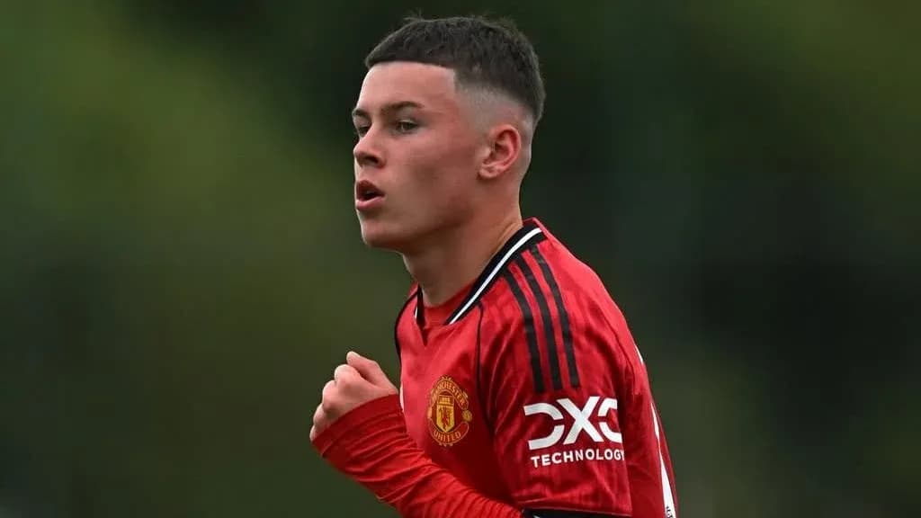 Jugador de Manchester United entrenando en el campo
