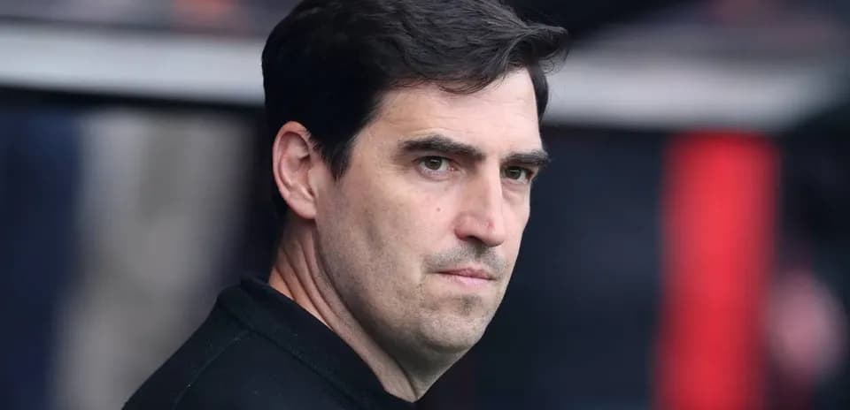 Entrenador observando desde el banquillo durante el partido