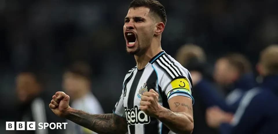 Jugador de Newcastle celebrando con puños apretados
