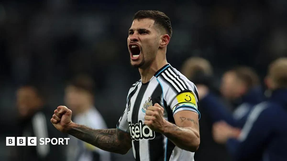 Jugador de Newcastle celebrando con puños apretados