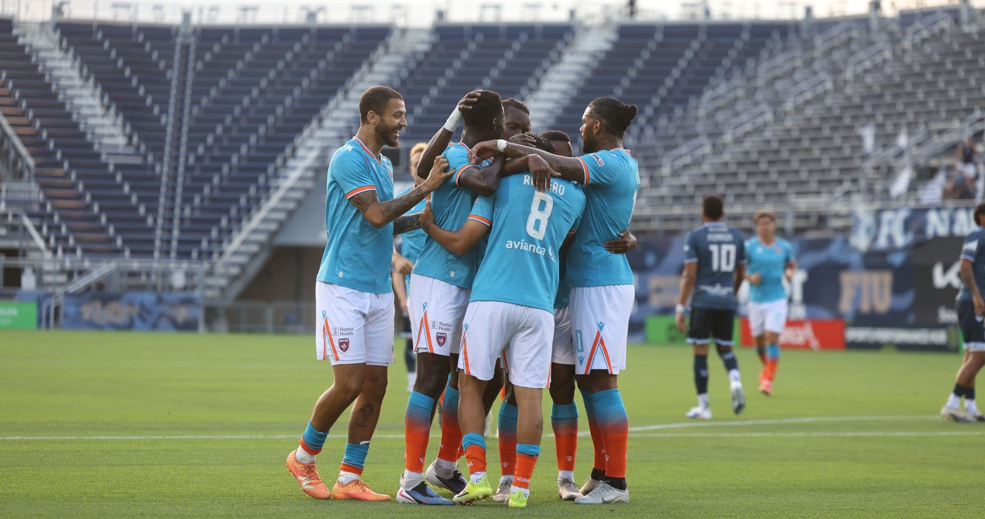 Jugadores de Miami FC celebrando un gol